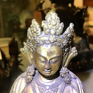 Een Sino-Tibetaanse verguld bronzen figuur van een Witte Tara, Ming — foto 9