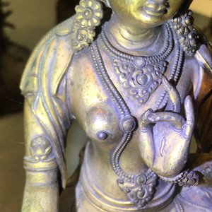 Een Sino-Tibetaanse verguld bronzen figuur van een Witte Tara, Ming — foto 10