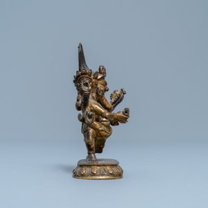 Een Sino-Tibetaanse verguld bronzen figuur van Hayagriva, 18/19e eeuw — foto 3