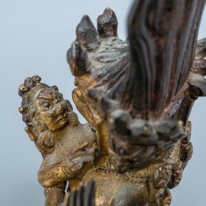 Een Sino-Tibetaanse verguld bronzen figuur van Hayagriva, 18/19e eeuw — foto 8
