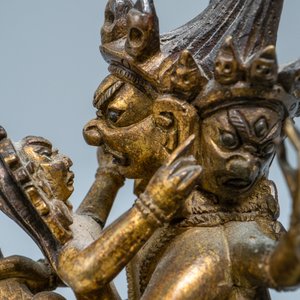 Een Sino-Tibetaanse verguld bronzen figuur van Hayagriva, 18/19e eeuw — foto 10