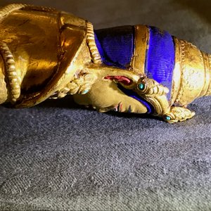 Een Sino-Tibetaanse verguld bronzen figuur van Jambhala, 19/20e eeuw — foto 15