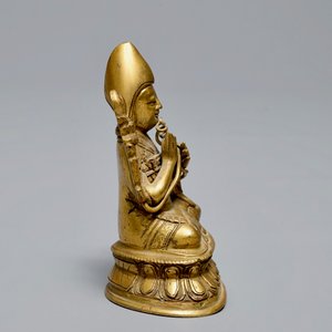 Een Sino-Tibetaanse verguld bronzen figuur van Tsongkhapa, 18/19e eeuw — foto 2