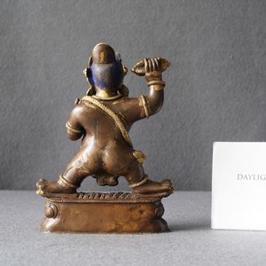 Een Sino-Tibetaanse verguld bronzen figuur van Vajrapani, 17/18e eeuw — foto 8