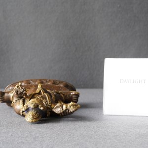 Een Sino-Tibetaanse verguld bronzen figuur van Vajrapani, 17/18e eeuw — foto 9
