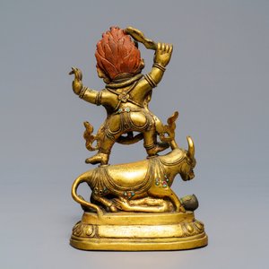 Een Sino-Tibetaanse verguld bronzen figuur van Yama Dharmaraja, 18/19e eeuw — foto 2