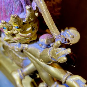 Een Sino-Tibetaanse verguld bronzen groep van Mahakala met Yab-Yum, 19e eeuw — foto 11