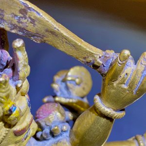 Een Sino-Tibetaanse verguld bronzen groep van Mahakala met Yab-Yum, 19e eeuw — foto 12