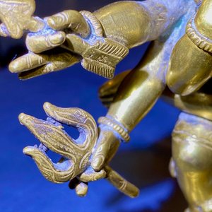 Een Sino-Tibetaanse verguld bronzen groep van Mahakala met Yab-Yum, 19e eeuw — foto 17