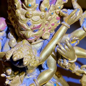Een Sino-Tibetaanse verguld bronzen groep van Mahakala met Yab-Yum, 19e eeuw — foto 21