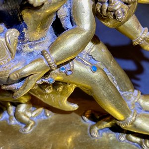 Een Sino-Tibetaanse verguld bronzen groep van Mahakala met Yab-Yum, 19e eeuw — foto 22