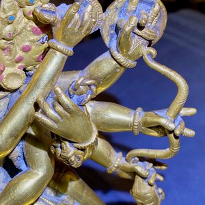 Een Sino-Tibetaanse verguld bronzen groep van Mahakala met Yab-Yum, 19e eeuw — foto 23