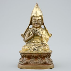 Een Sino-Tibetaanse verguld bronzen Lama op een dubbele lotustroon, 18/19e eeuw — foto 2