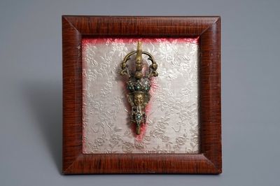 Een Sino-Tibetaanse verguld bronzen vajra met inlegwerk van turkoois, 17/18e eeuw