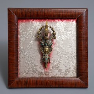 Een Sino-Tibetaanse verguld bronzen vajra met inlegwerk van turkoois, 17/18e eeuw — foto 1