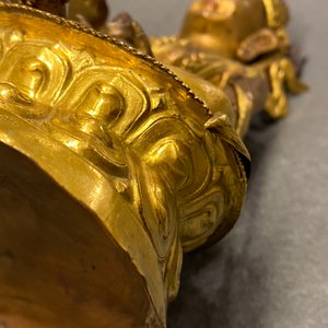 Een Sino-Tibetaanse verguld koperen figuur van Boeddha, 18/19e eeuw — foto 24