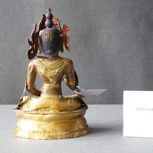 Een Sino-Tibetaanse verguld koperen figuur van Boeddha, 18/19e eeuw — foto 9