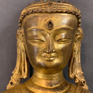 Een Sino-Tibetaanse verguld koperen figuur van Buddha Shakyamuni, 17/18e eeuw — foto 17
