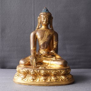 Een Sino-Tibetaanse verguld koperen figuur van Buddha Shakyamuni, 17/18e eeuw — foto 20