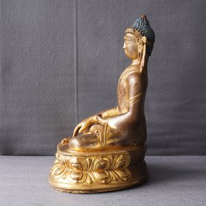 Een Sino-Tibetaanse verguld koperen figuur van Buddha Shakyamuni, 17/18e eeuw — foto 23