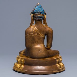 Een Sino-Tibetaanse verguld koperen figuur van Buddha Shakyamuni, 17/18e eeuw — foto 3