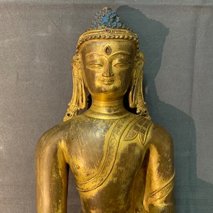 Een Sino-Tibetaanse verguld koperen figuur van Buddha Shakyamuni, 17/18e eeuw — foto 8