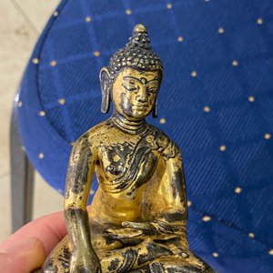 Een Sino-Tibetaanse vergulde bronzen figuur van Boeddha Shakyamuni, 17e eeuw — foto 12