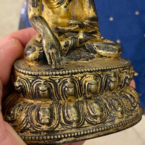 Een Sino-Tibetaanse vergulde bronzen figuur van Boeddha Shakyamuni, 17e eeuw — foto 13