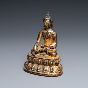 Een Sino-Tibetaanse vergulde bronzen figuur van Boeddha Shakyamuni, 17e eeuw — foto 2