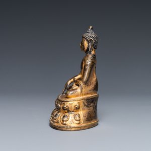 Een Sino-Tibetaanse vergulde bronzen figuur van Boeddha Shakyamuni, 17e eeuw — foto 3