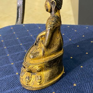 Een Sino-Tibetaanse vergulde bronzen figuur van Boeddha Shakyamuni, 17e eeuw — foto 9