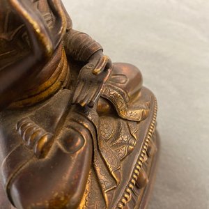 Een Sino-Tibetaanse vergulde bronzen figuur van een lama, 18/19e eeuw — foto 12