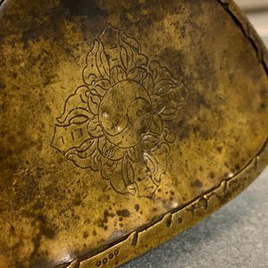 Een Sino-Tibetaanse vergulde bronzen figuur van een lama, 18/19e eeuw — foto 21