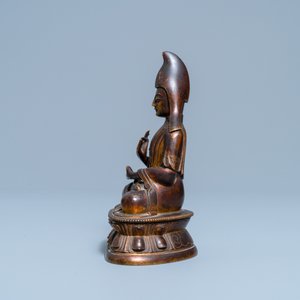 Een Sino-Tibetaanse vergulde bronzen figuur van een lama, 18/19e eeuw — foto 3