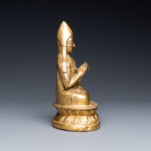 Een Sino-Tibetaanse vergulde bronzen figuur van een lamaïsche hoogwaardigheidsbekleder, wellicht 16e eeuw — foto 5
