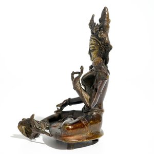 Een Sino-Tibetaanse vergulde bronzen figuur van Groene Tara (Syamatara), 17/18e eeuw — foto 2