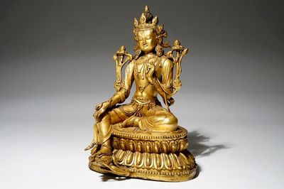 Een Sino-Tibetaanse vergulde bronzen figuur van Groene Tara, (Syamatara),18/19e eeuw