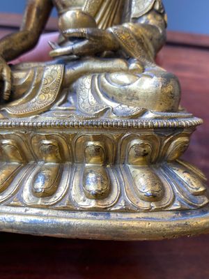 Een Sino-Tibetaanse vergulde bronzen 'genezende Boeddha' of 'Bhaishajyaguru', 16e eeuw — foto 8