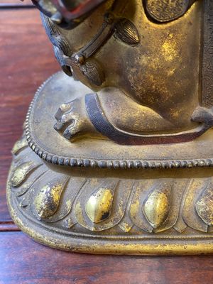 Een Sino-Tibetaanse vergulde bronzen sculptuur van Vaishravana op een boeddhistische leeuw, wellicht 17e eeuw — foto 16