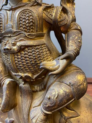 Een Sino-Tibetaanse vergulde bronzen sculptuur van Vaishravana op een boeddhistische leeuw, wellicht 17e eeuw — foto 8