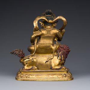 Een Sino-Tibetaanse vergulde bronzen sculptuur van Vaishravana op een boeddhistische leeuw, wellicht 17e eeuw — foto 4