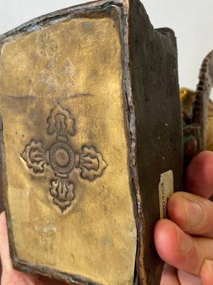 Een Sino-Tibetaanse vergulde en verzilverde bronzen genezende Boeddha of Bhaishajyaguru, 19e eeuw — foto 11