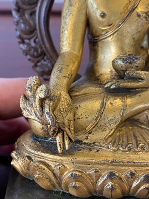 Een Sino-Tibetaanse vergulde en verzilverde bronzen genezende Boeddha of Bhaishajyaguru, 19e eeuw — foto 8