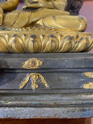 Een Sino-Tibetaanse vergulde en verzilverde bronzen genezende Boeddha of Bhaishajyaguru, 19e eeuw — foto 9