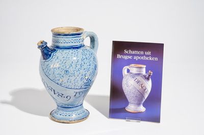 Een siroopkan in Antwerpse majolica met lichtblauwe fondkleur, midden 16e eeuw