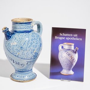 Een siroopkan in Antwerpse majolica met lichtblauwe fondkleur, midden 16e eeuw — foto 1