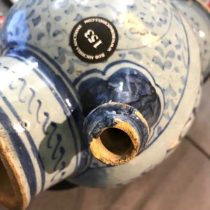 Een siroopkan in Antwerpse majolica met lichtblauwe fondkleur, midden 16e eeuw — foto 14