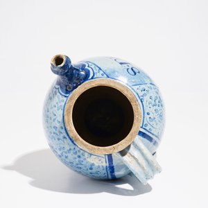 Een siroopkan in Antwerpse majolica met lichtblauwe fondkleur, midden 16e eeuw — foto 6