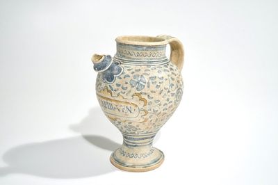 Een siroopkan in Antwerpse majolica met polychrome cartouche, midden 16e eeuw