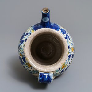 Een siroopkan in Italiaanse majolica, wellicht Venetië, 16/17e eeuw — foto 6